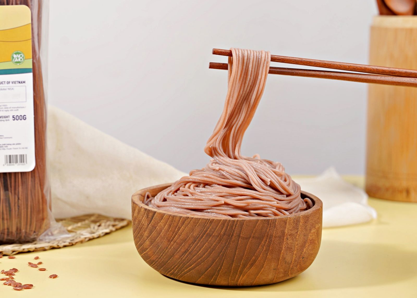 Theo các chuyên gia dinh dưỡng, cứ 100g bún gạo lứt có lượng calo từ 310 - 387 kcal Theo các chuyên gia dinh dưỡng, cứ 100g bún gạo lứt có lượng calo từ 310 - 387 kcal